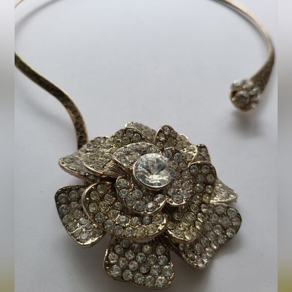 Stunning Classic Necklace and Earring Set NEW Never Worn. - Picture 5 of 15